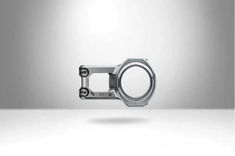 Title ST1 Chrome 35x40mm Stem-1