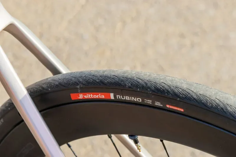 Vittoria Rubino V Folding Road Tyre in Black-4
